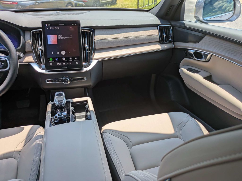2026 Volvo XC90 Plus - Photo 18