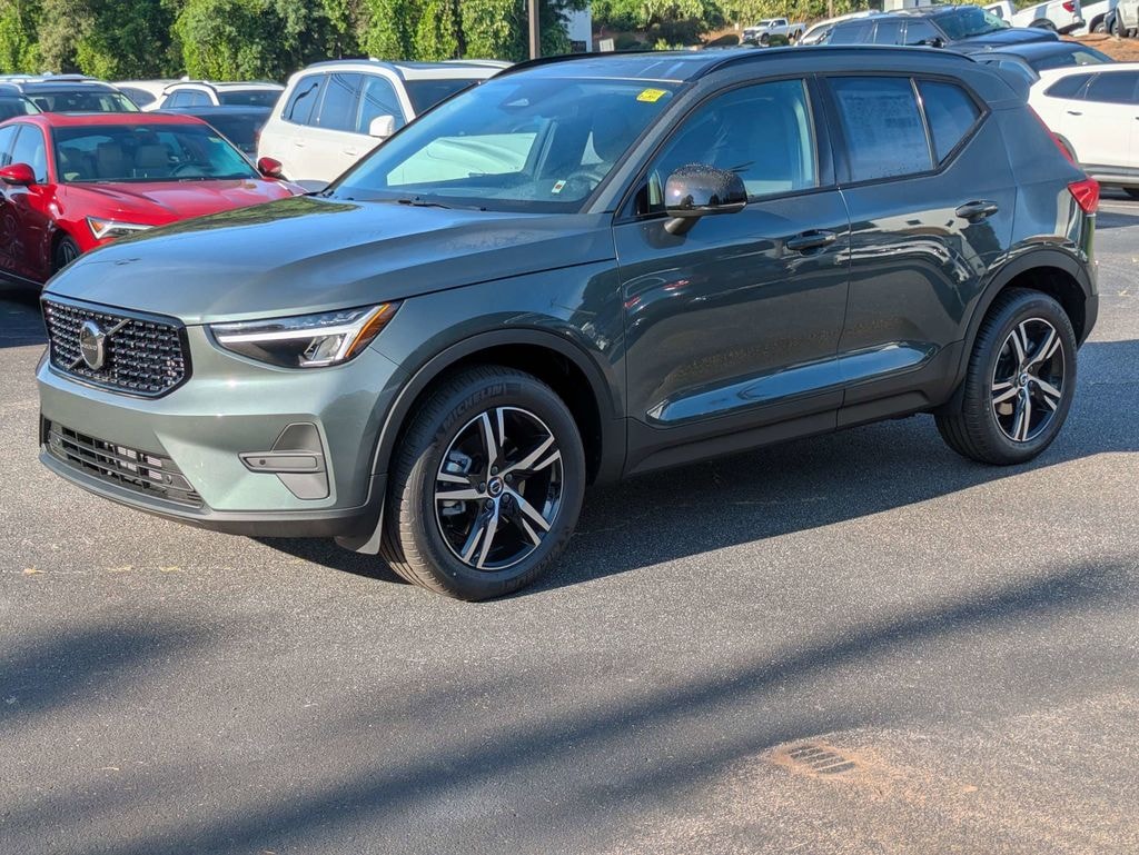 New 2026 Volvo XC40 B5 Core SUV