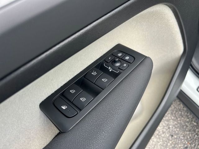 2025 Volvo XC40 Plus - Photo 14