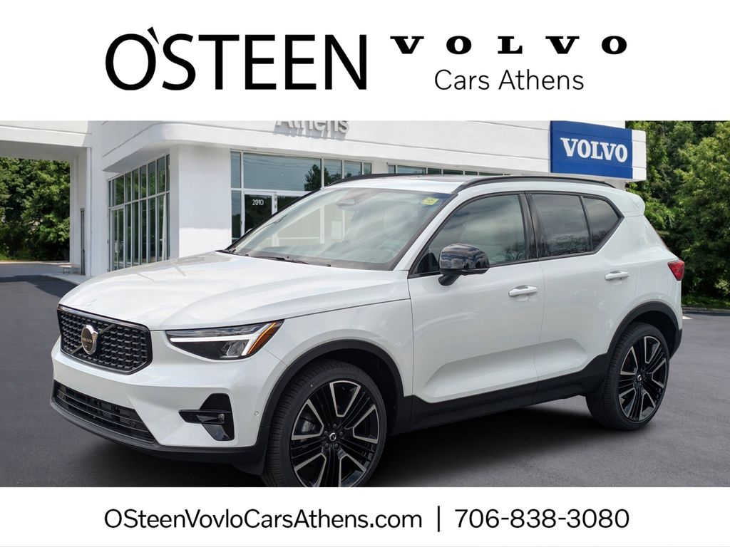 Crystal White 2026 Volvo XC40 SUV / Crossover Front-Wheel Drive 8-Speed Automatic