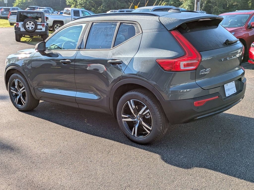 New 2026 Volvo XC40 B5 Core SUV