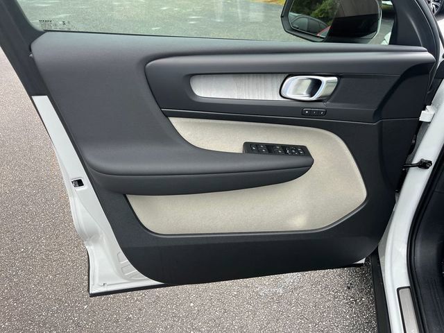 2025 Volvo XC40 Plus - Photo 13