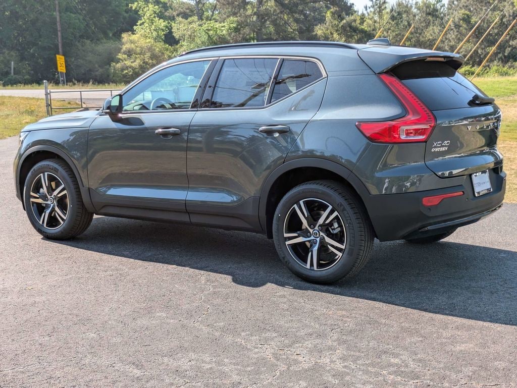 New 2026 Volvo XC40 B5 Core SUV