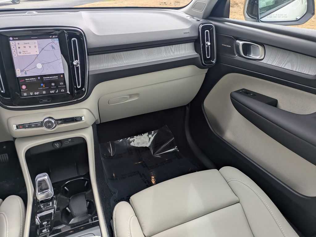 2026 Volvo XC40 Plus - Photo 17