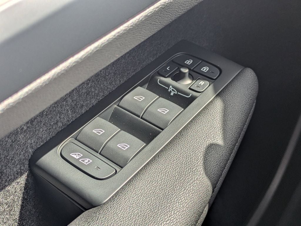 2026 Volvo XC40 Ultra Black Edition - Photo 25