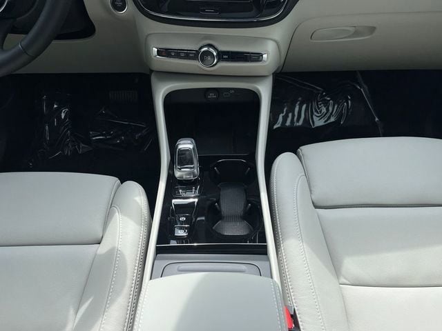 2025 Volvo XC40 Plus - Photo 23