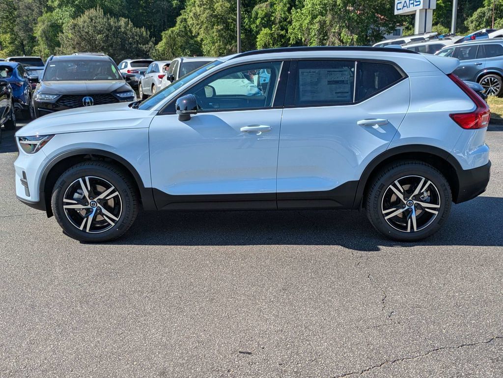 New 2026 Volvo XC40 B5 Core SUV