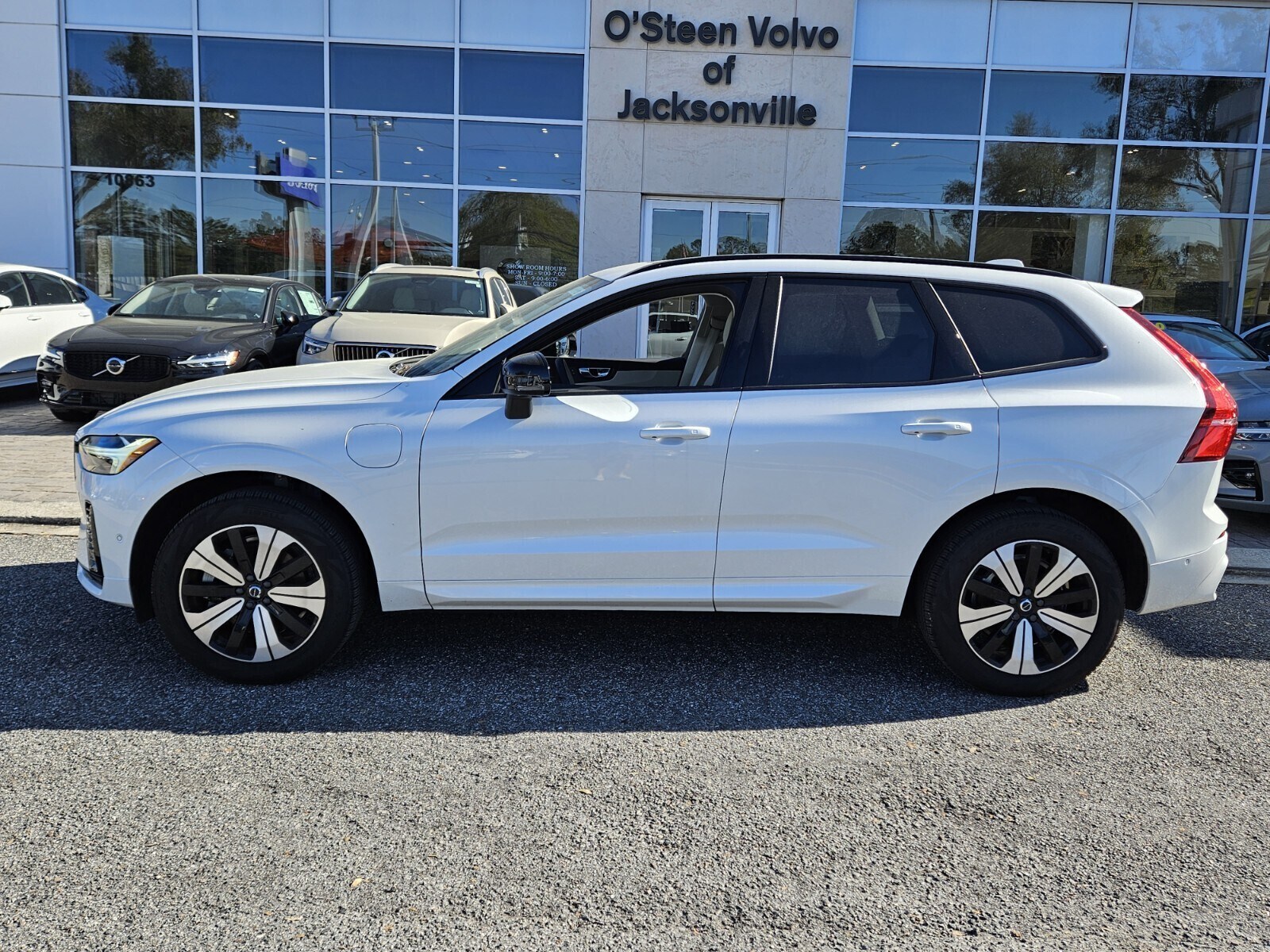 2025 Volvo XC60 Hybrid T8 Plus photo 3