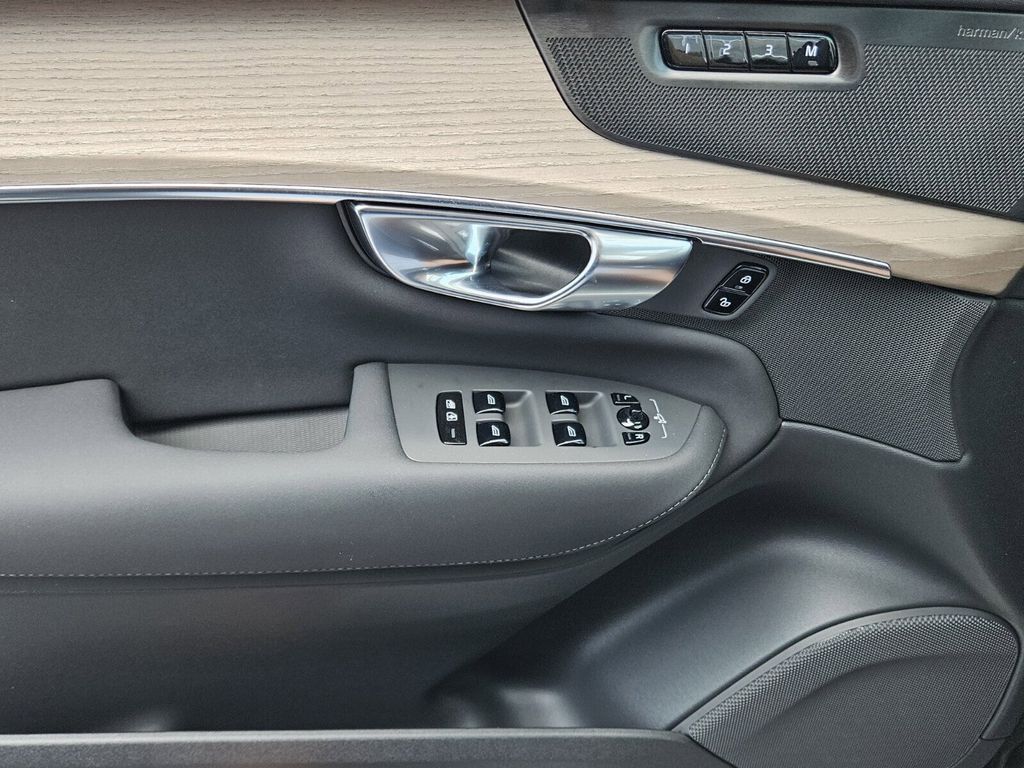 2025 Volvo XC90 Plus - Photo 39
