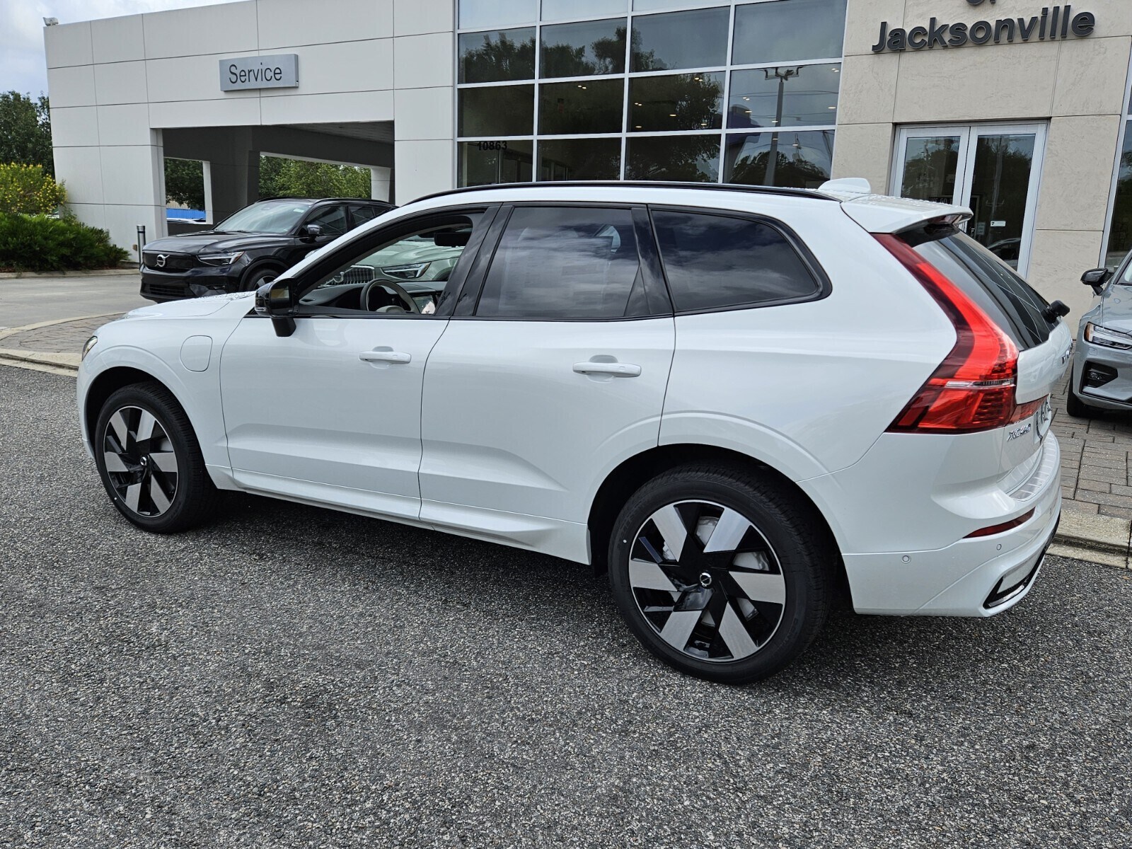 2025 Volvo XC60 Hybrid T8 Plus photo 4