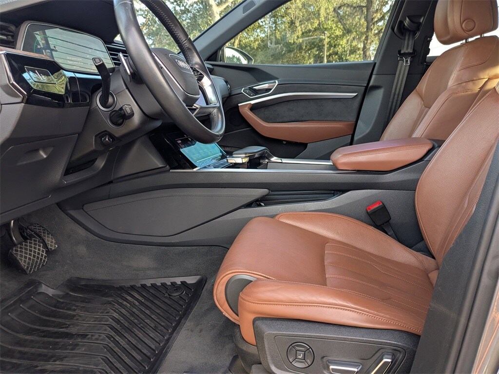 2019 Audi e-tron Premium Plus photo 2