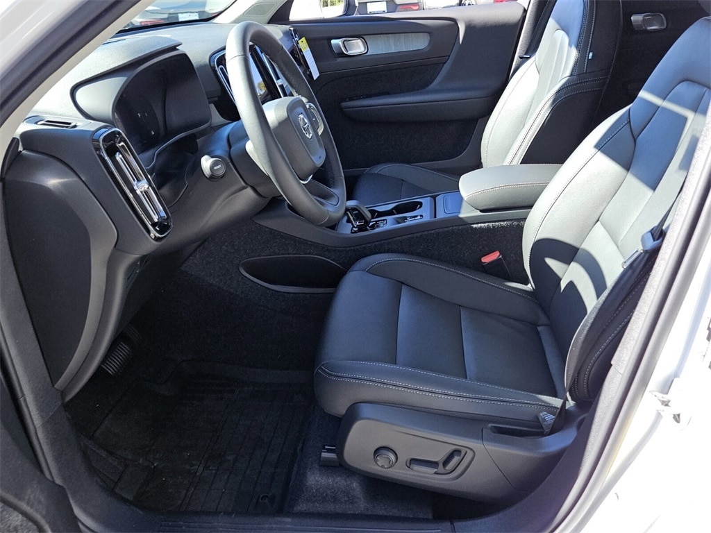 New 2025 Volvo XC40 B5 Core Bright Theme SUV