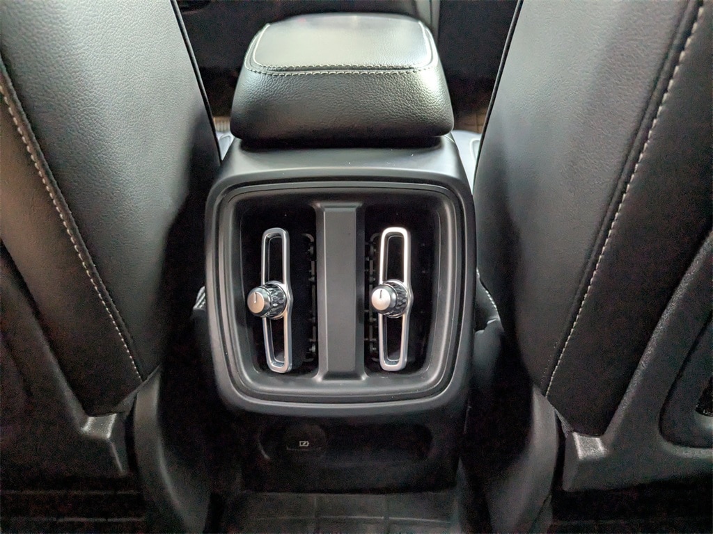 Certified 2022 Volvo XC40 T5 AWD Momentum SUV