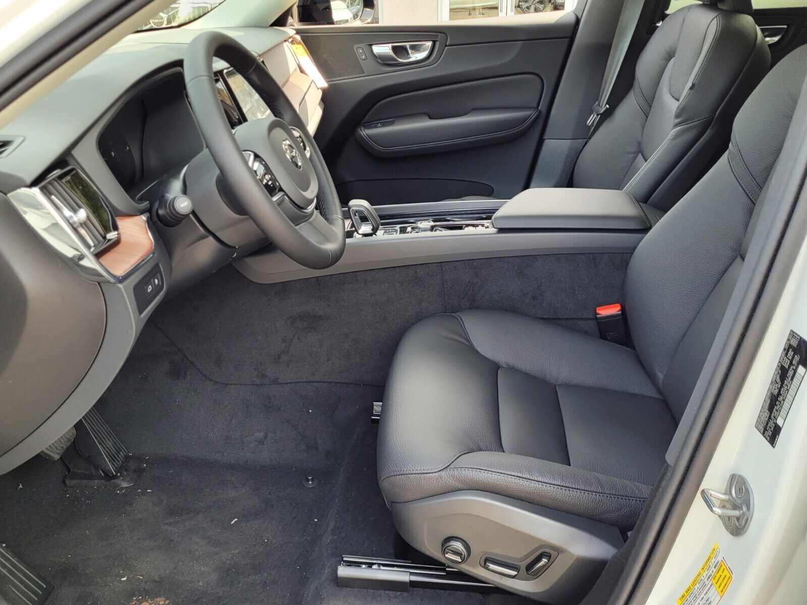 2024 Volvo XC60 T8 Plus photo 2