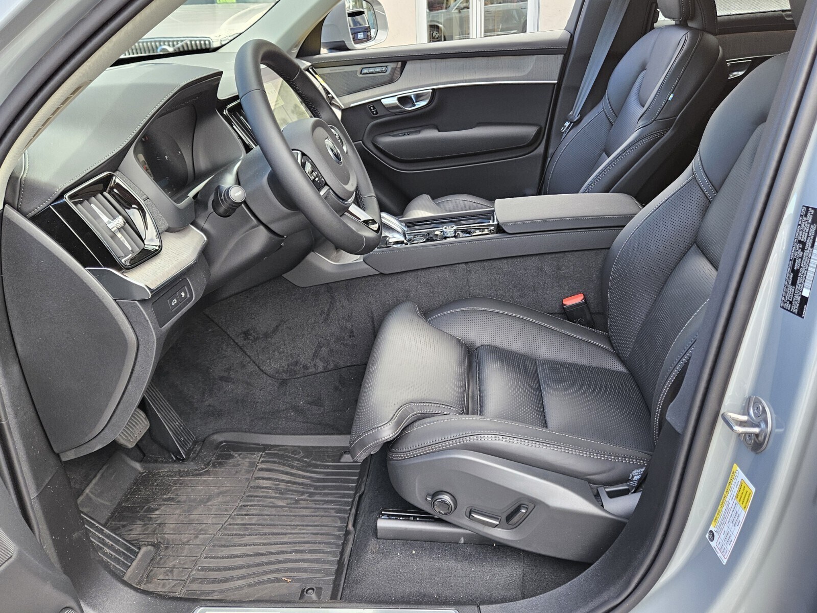 2025 Volvo XC90 T8 photo 2