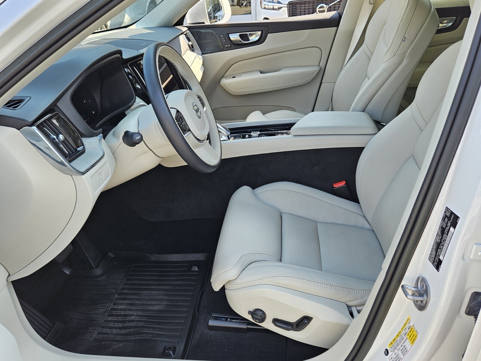 2023 Volvo XC60 B5 Ultimate photo 2