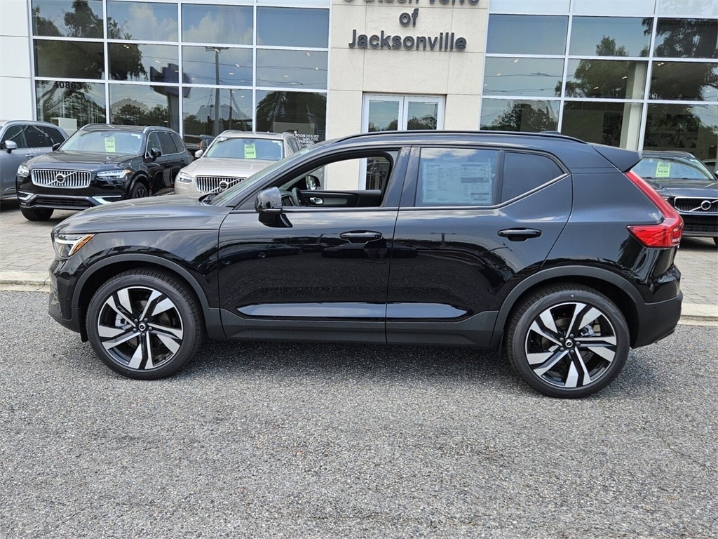 New 2025 Volvo XC40 B5 Ultra Dark Theme SUV