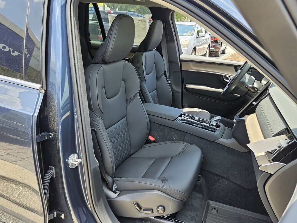 2025 Volvo XC90 Plus - Photo 19