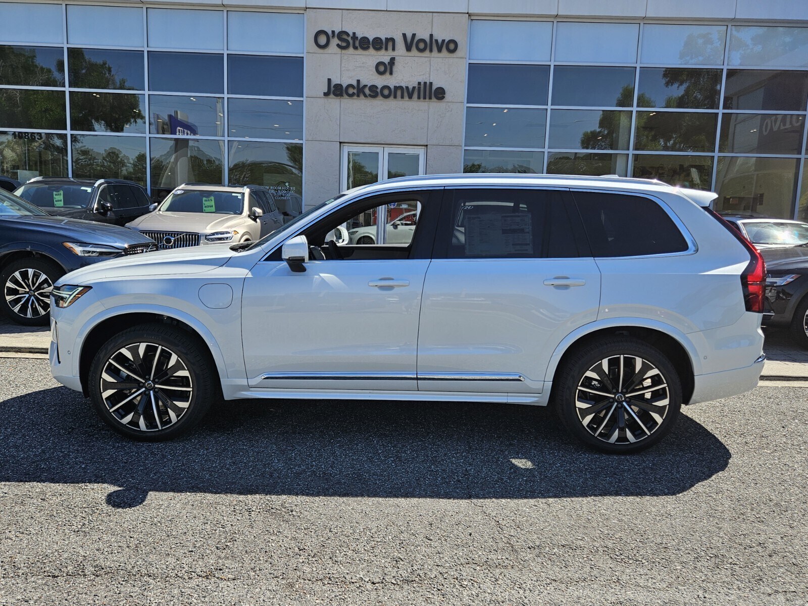 2025 Volvo XC90 T8 Plus photo 3