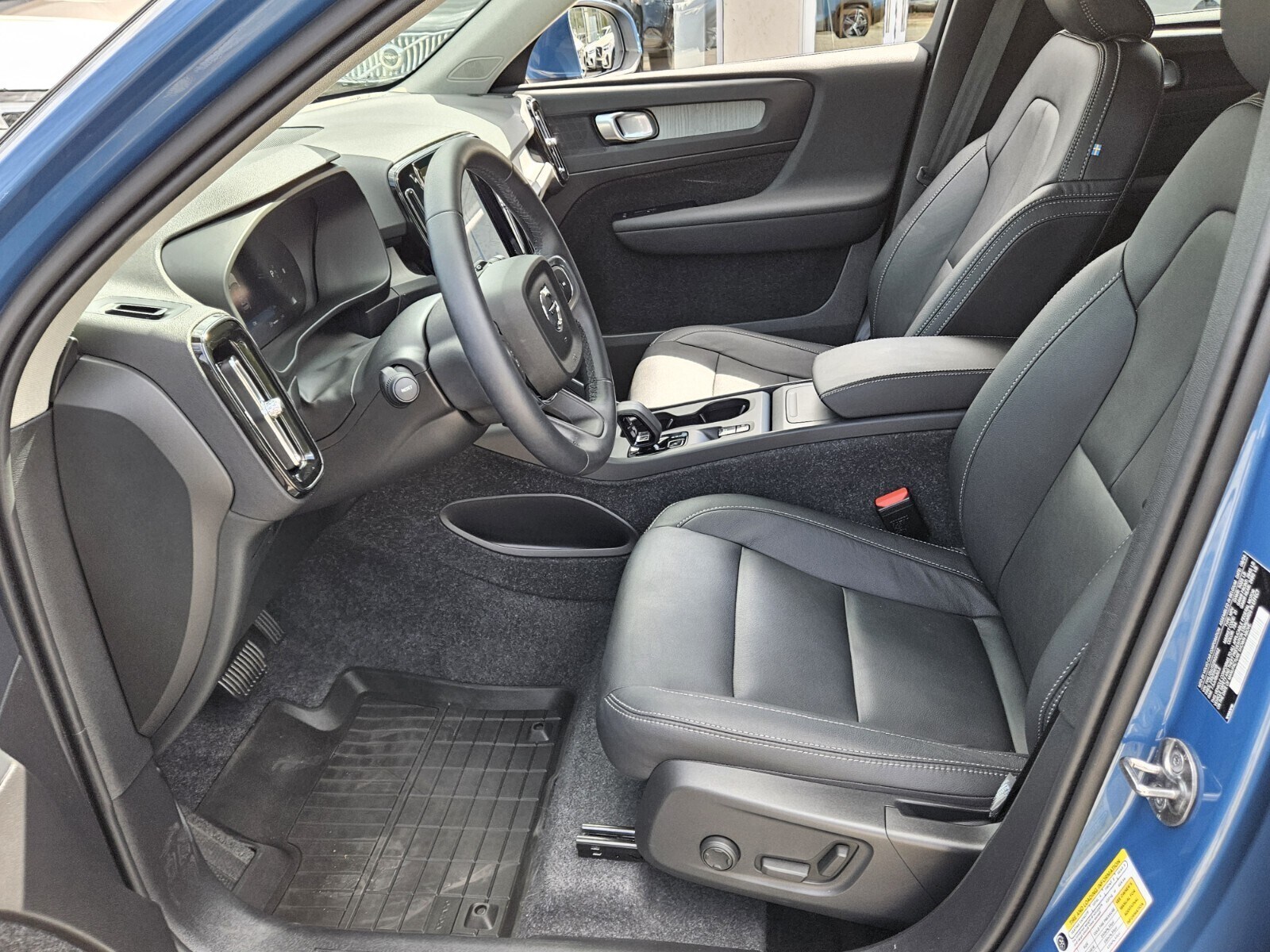 2025 Volvo XC40 Core photo 2