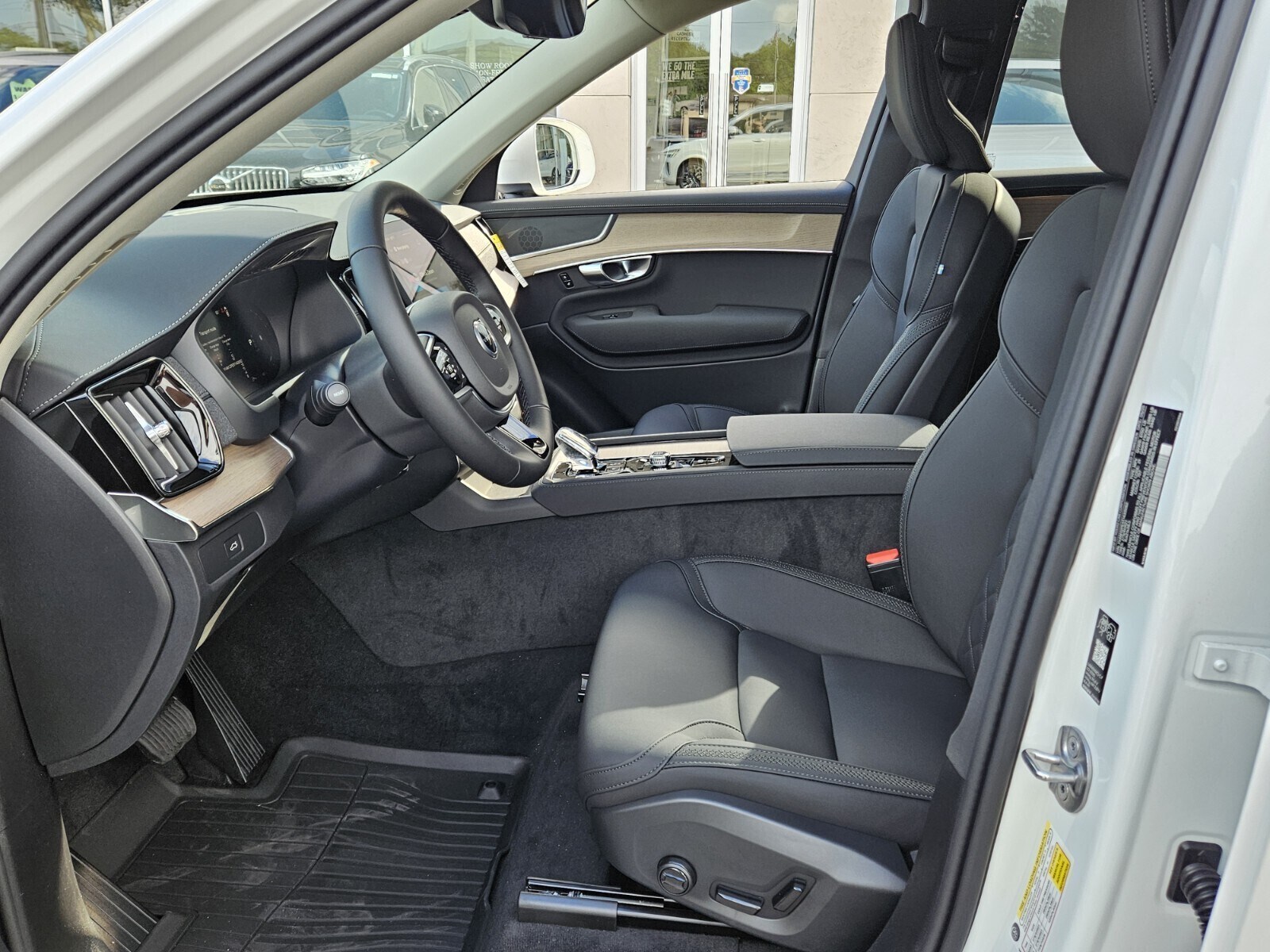 2026 Volvo XC90 B5 Plus photo 2