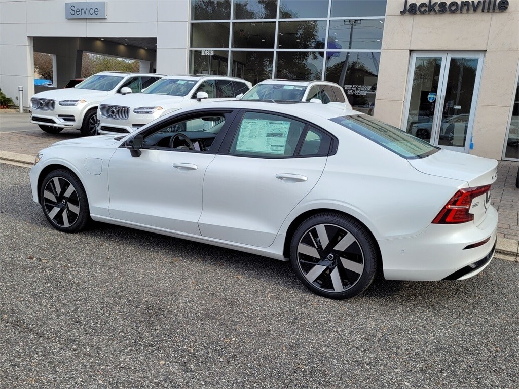 2024 Volvo S60 T8 Plus photo 4