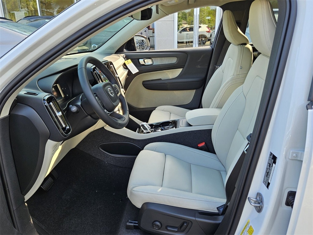 New 2025 Volvo XC40 B5 Plus Dark Theme SUV