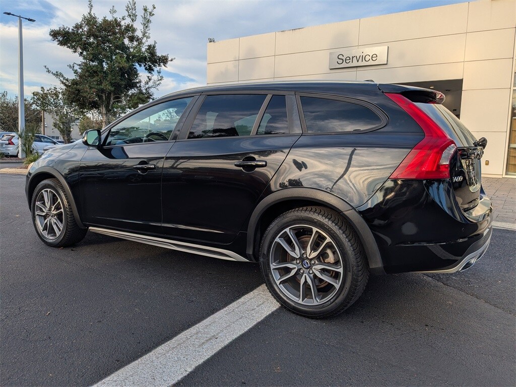 2017 Volvo V60 Cross Country T5 AWD photo 3