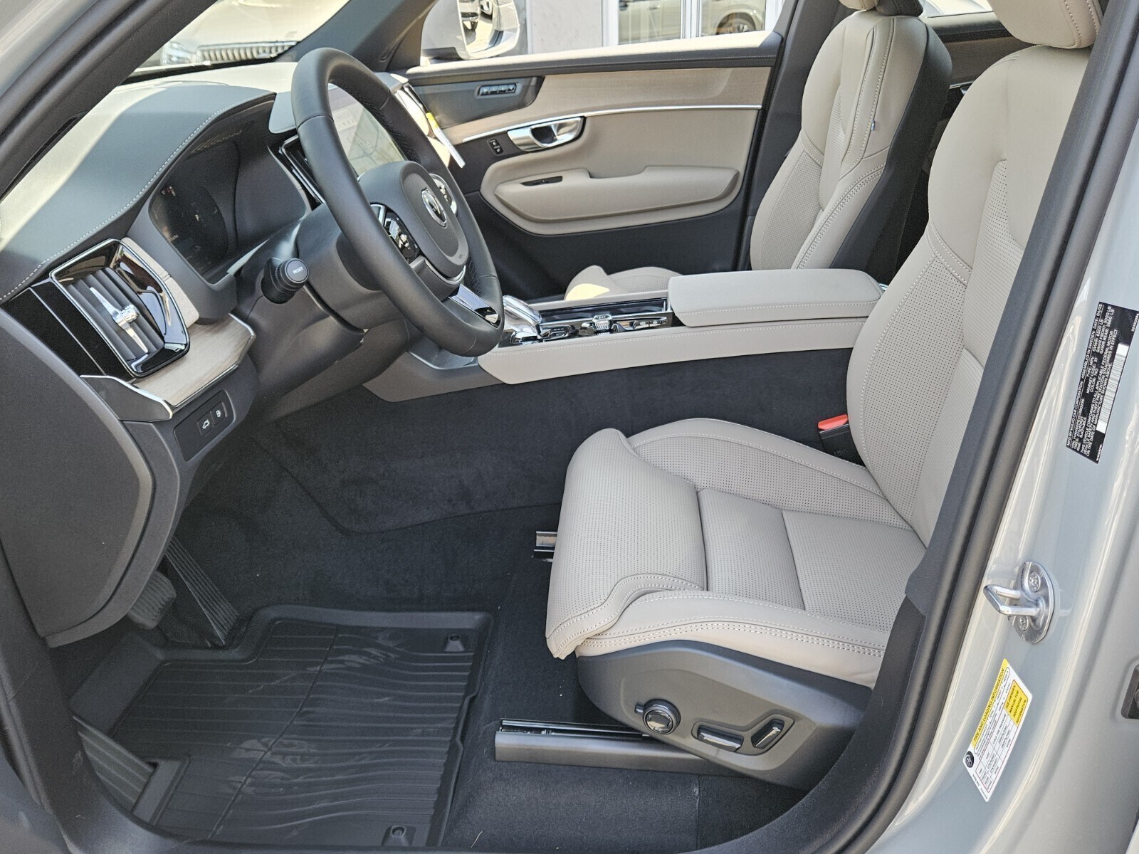 2025 Volvo XC90 T8 photo 2