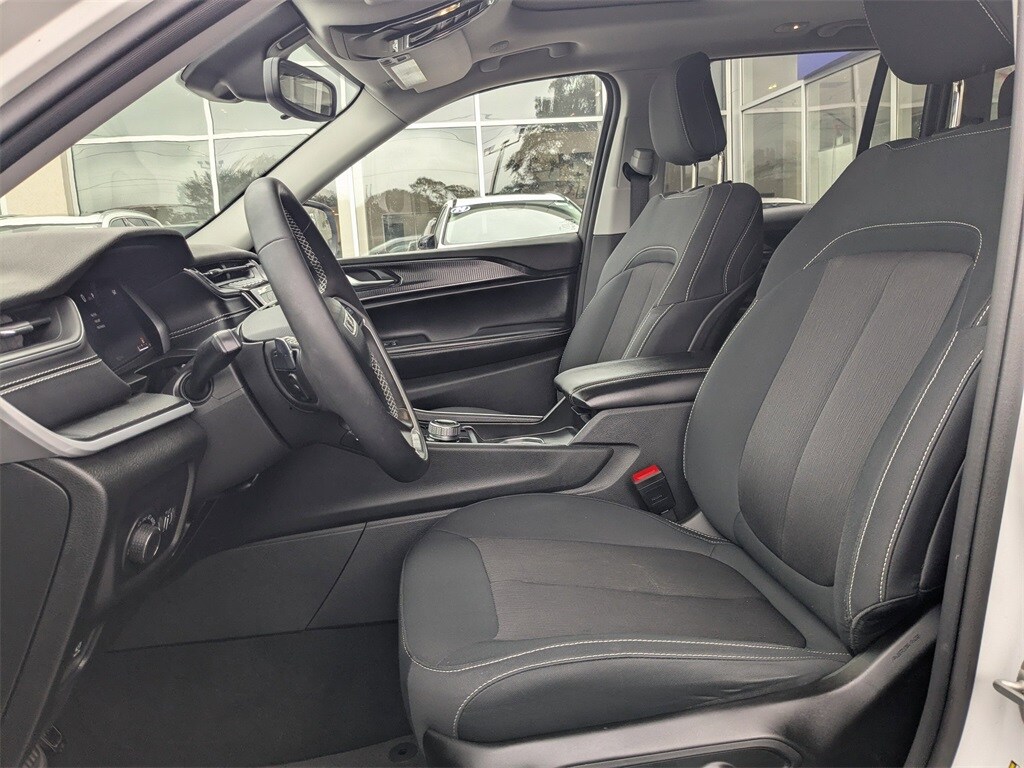 Used 2024 Jeep Grand Cherokee Laredo SUV