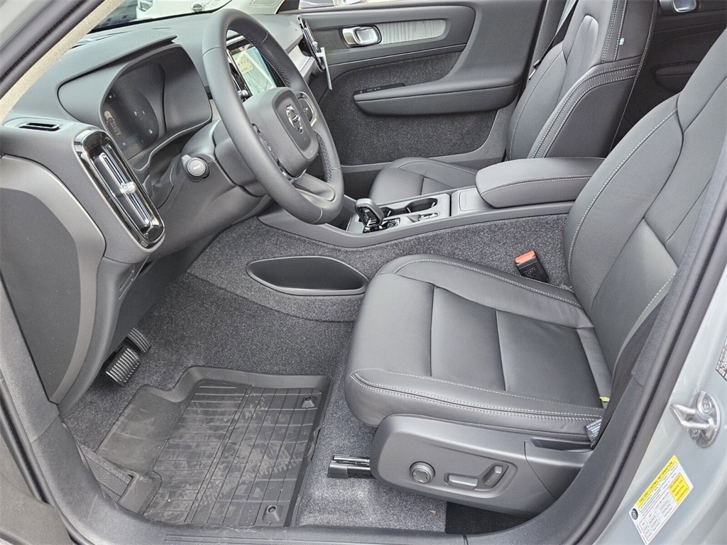 New 2025 Volvo XC40 B5 Core Bright Theme SUV