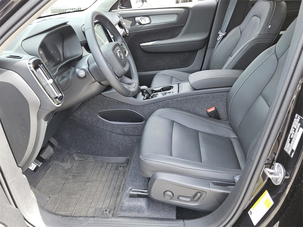 Used 2025 Volvo XC40 B5 Core Bright Theme SUV