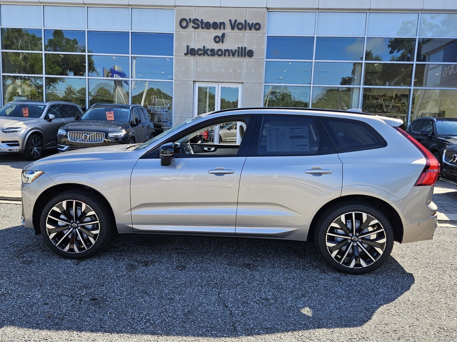 2026 Volvo XC60 B5 photo 2