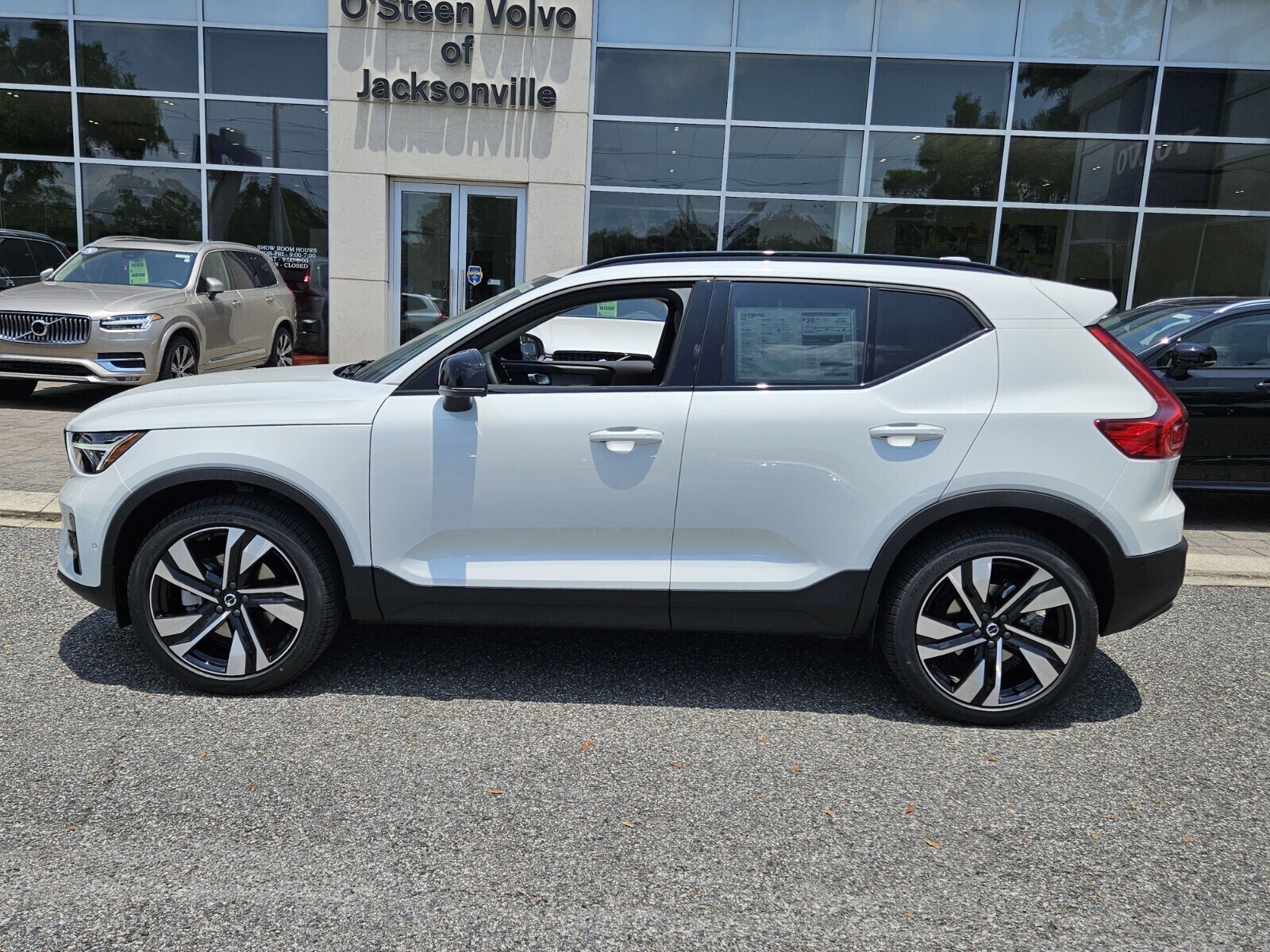 2025 Volvo XC40 Plus photo 3