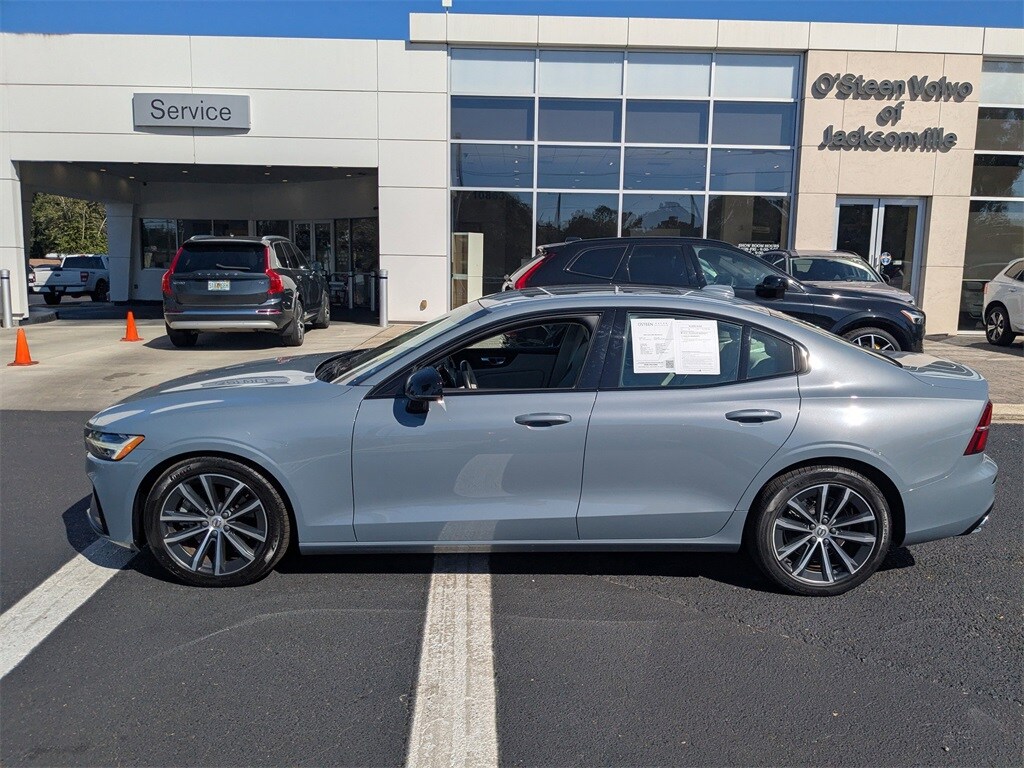 2022 Volvo S60 B5 Momentum photo 3