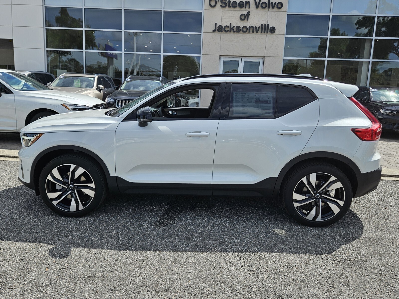 2026 Volvo XC40 Plus photo 3