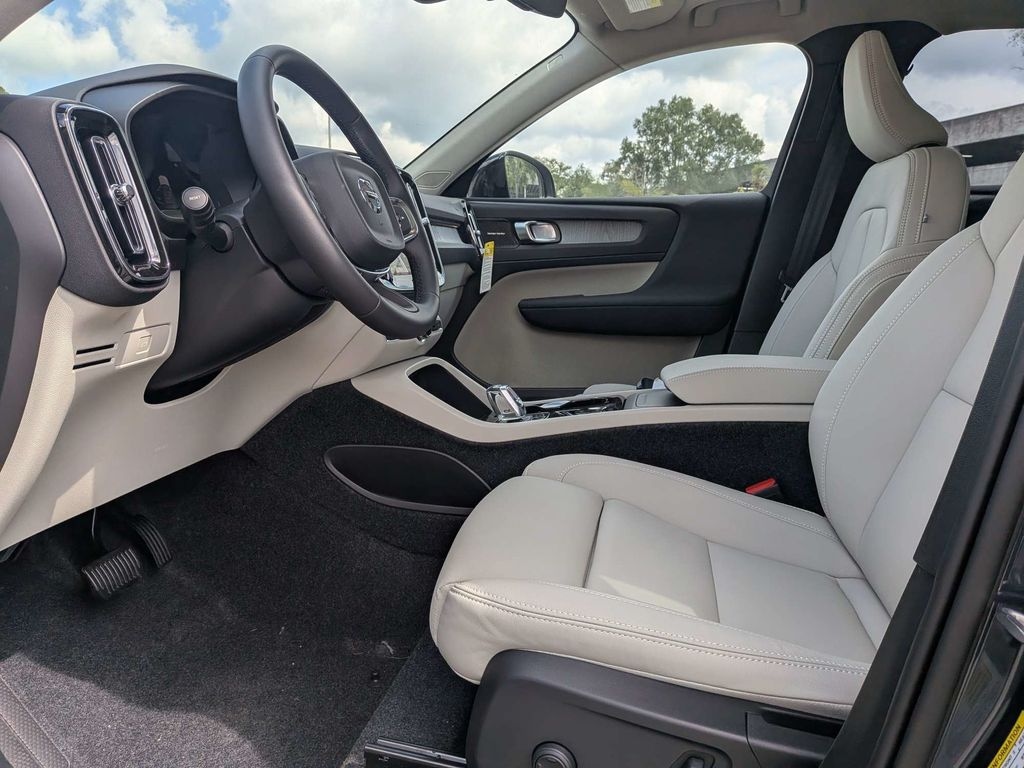 New 2026 Volvo XC40 B5 Ultra SUV