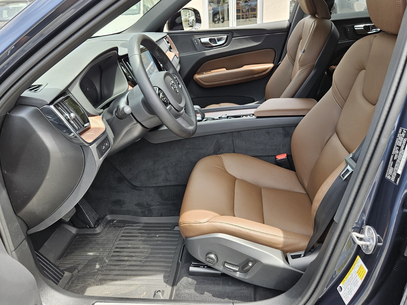 2025 Volvo XC60 T8 Plus photo 2