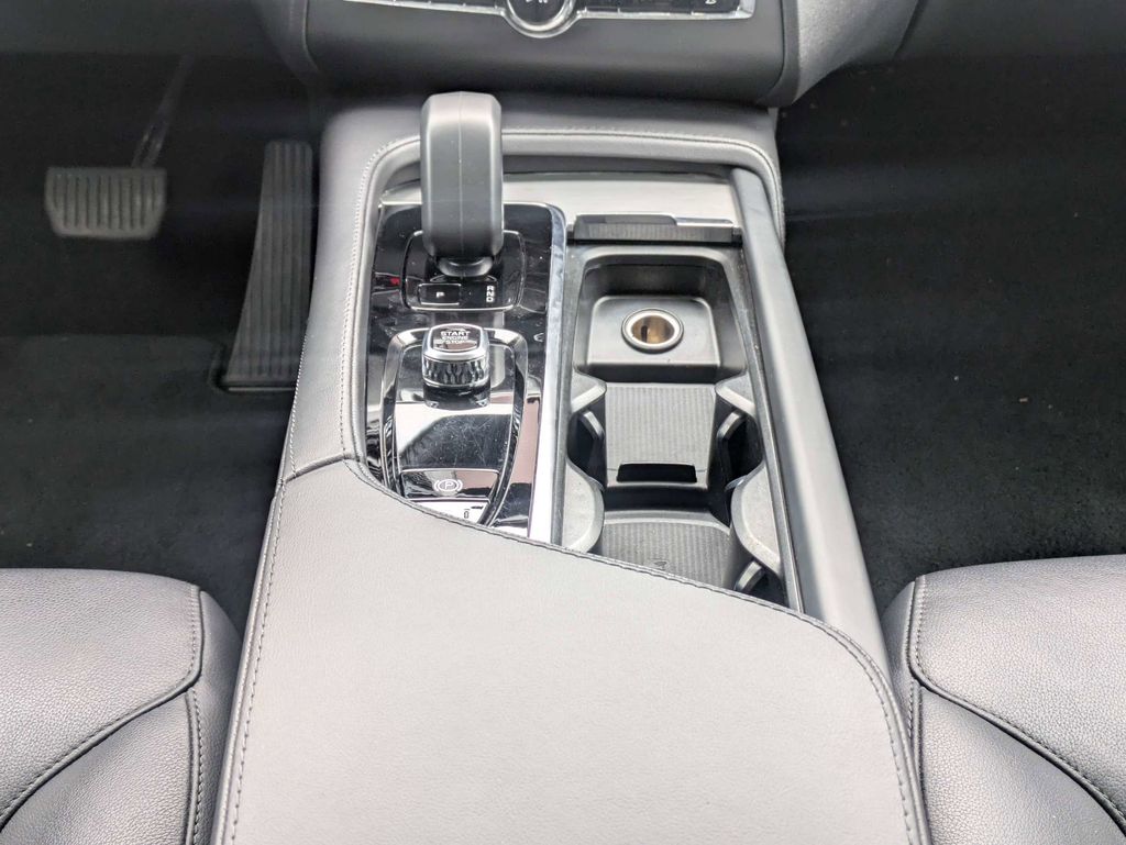 2025 Volvo XC90 Core - Photo 24