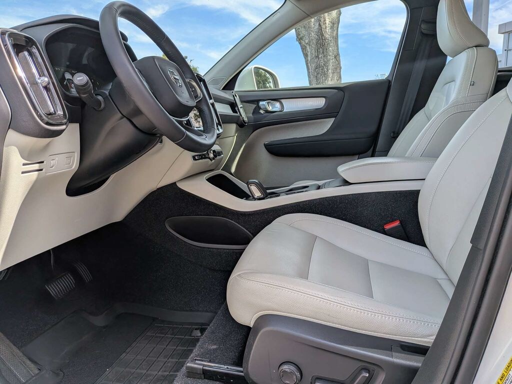 Used 2021 Volvo XC40 T5 Momentum SUV