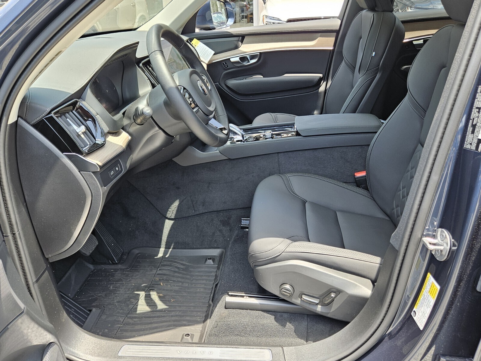 2025 Volvo XC90 T8 Plus photo 2