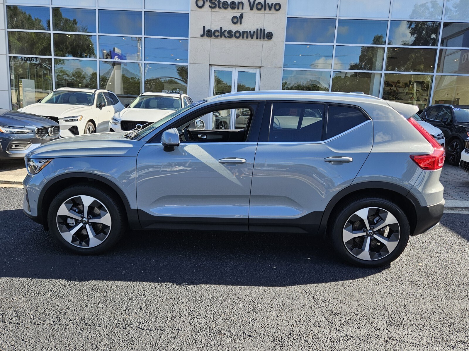 2025 Volvo XC40 Plus photo 4