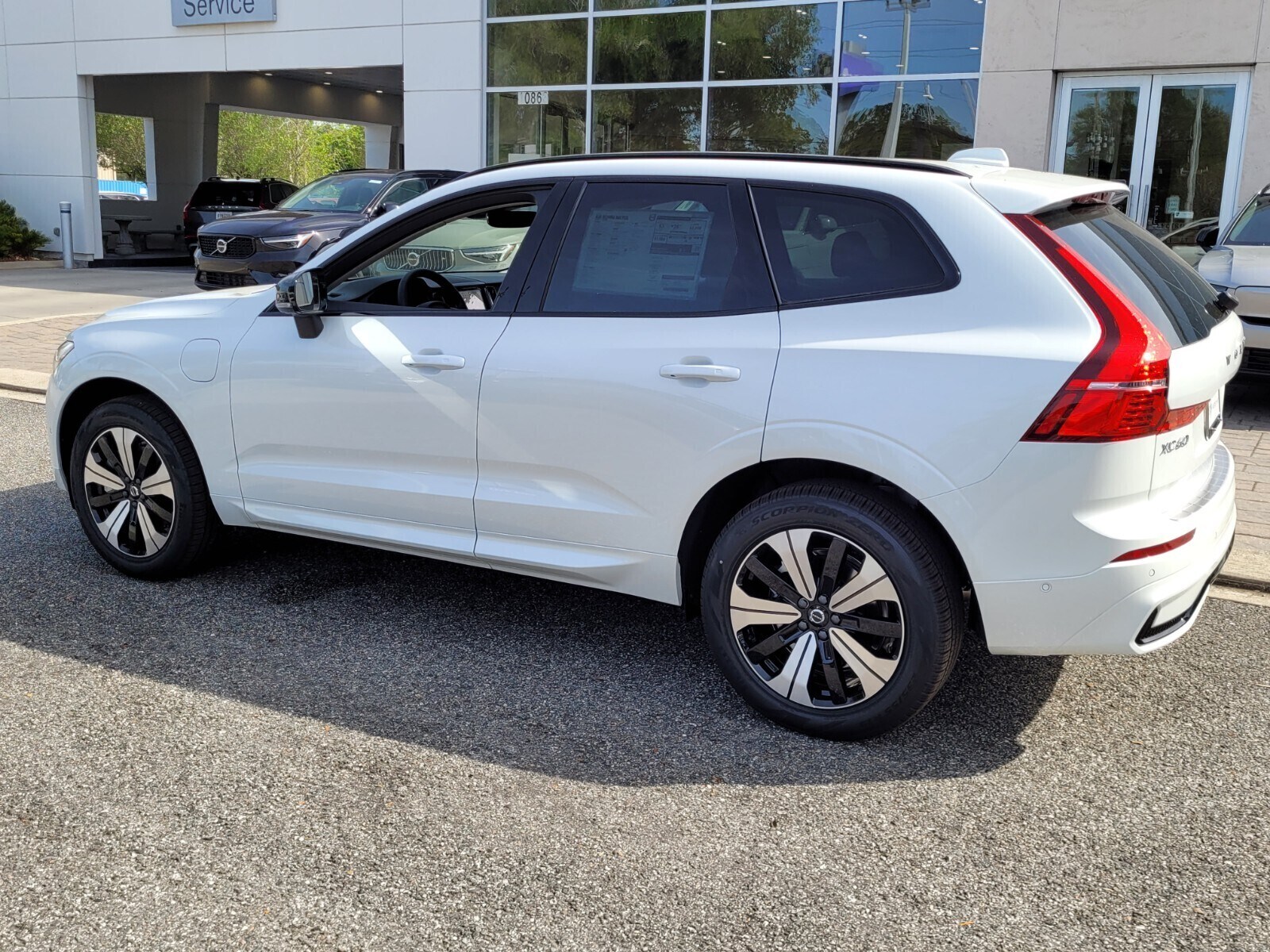 2024 Volvo XC60 T8 Plus photo 4