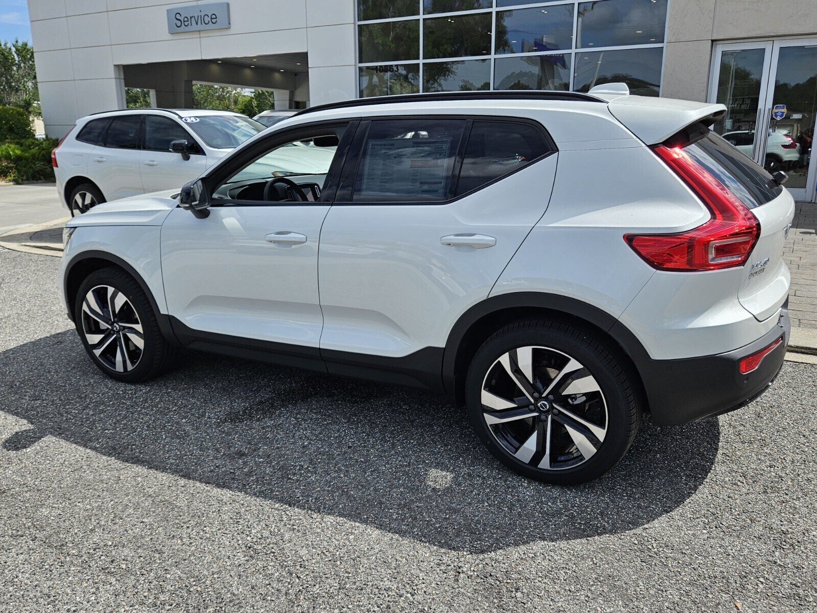 2026 Volvo XC40 Plus photo 4