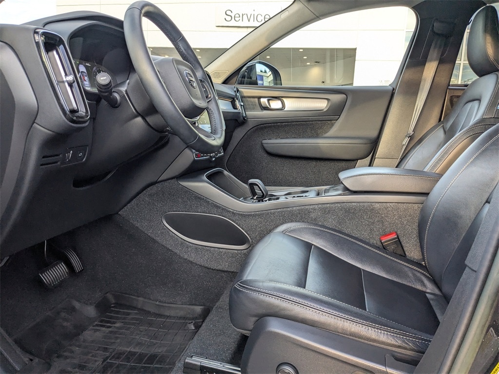 Certified 2022 Volvo XC40 T5 AWD Momentum SUV