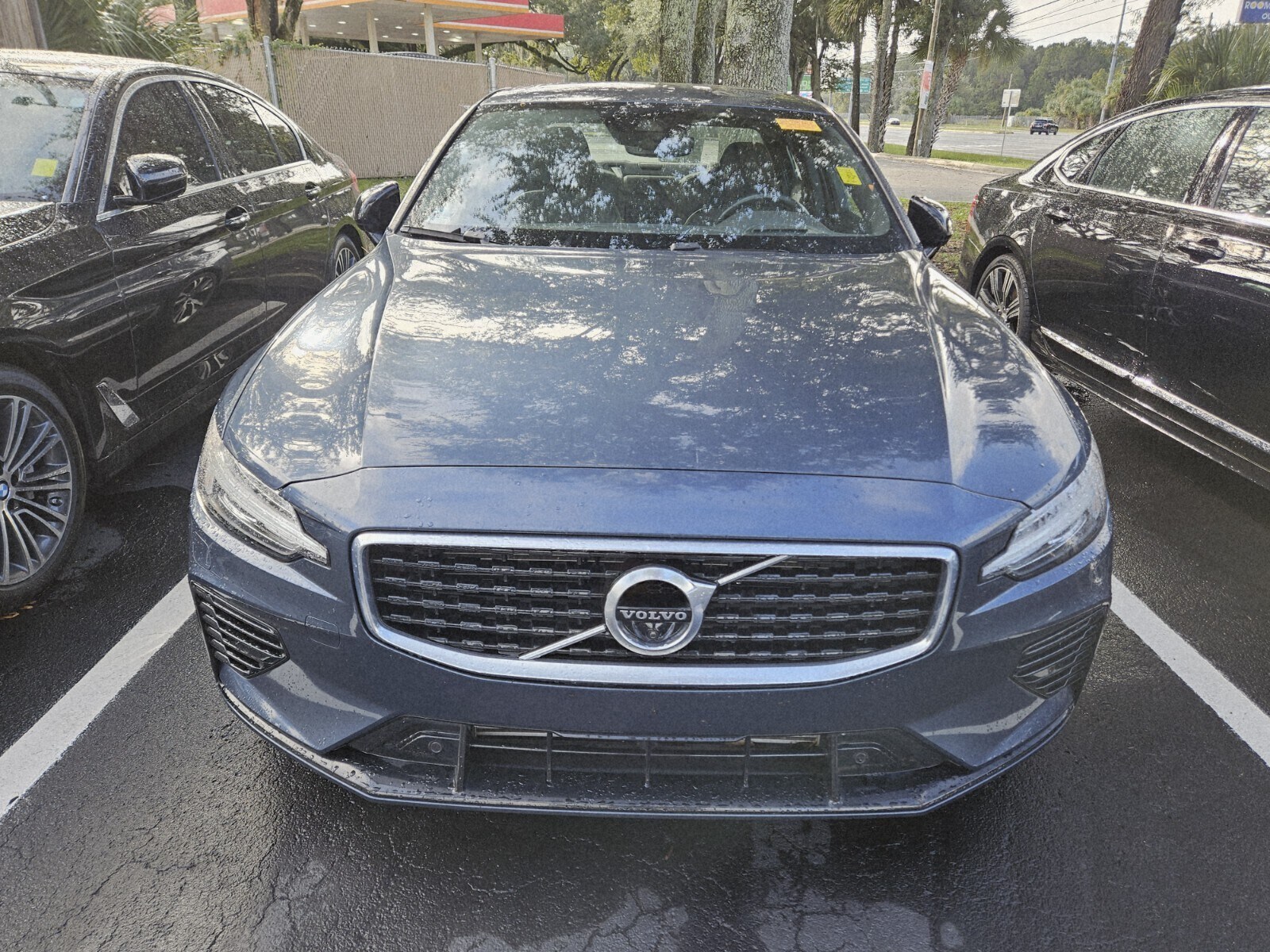 2019 Volvo S60 T8 R-Design photo 2