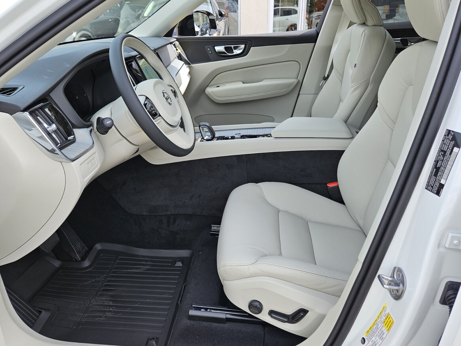 2025 Volvo XC60 Hybrid T8 Plus photo 2