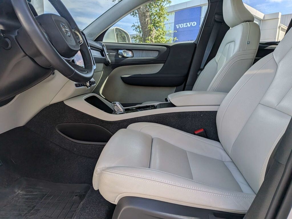 Certified 2025 Volvo XC40 B5 Ultra Bright Theme SUV