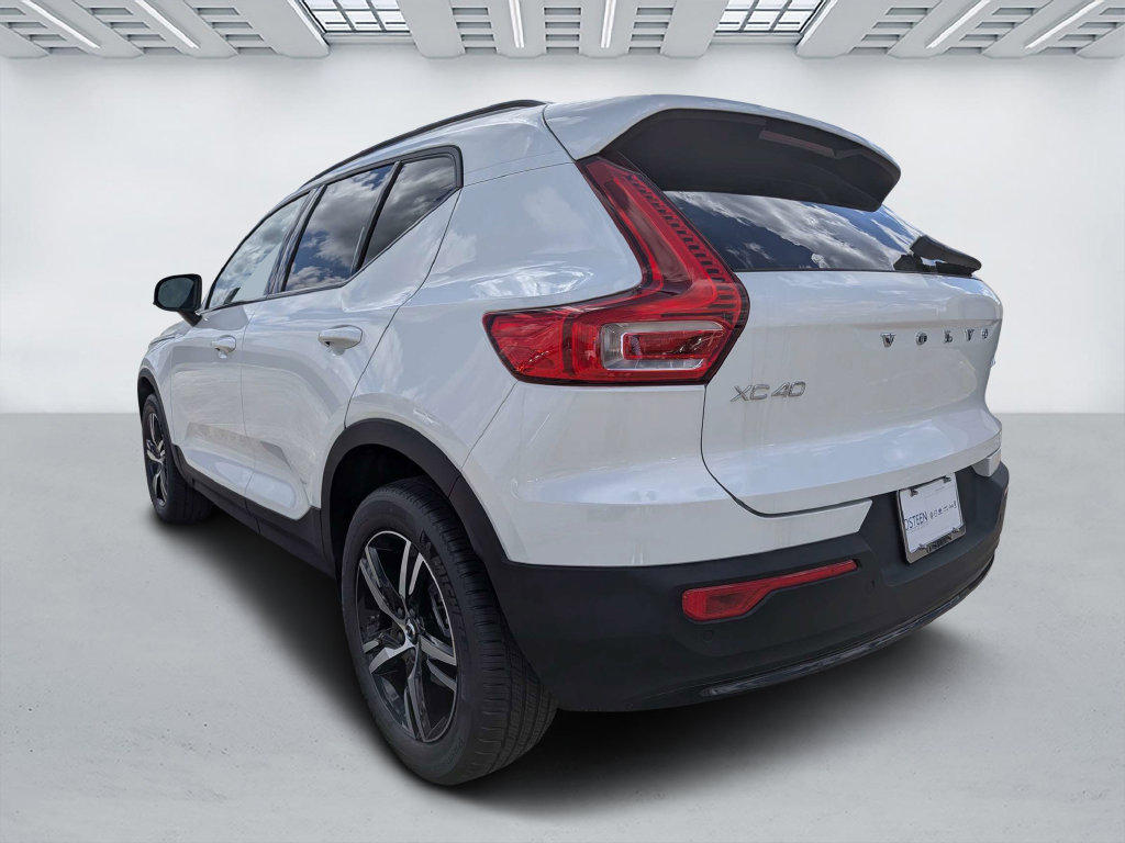 New 2026 Volvo XC40 B5 Core SUV