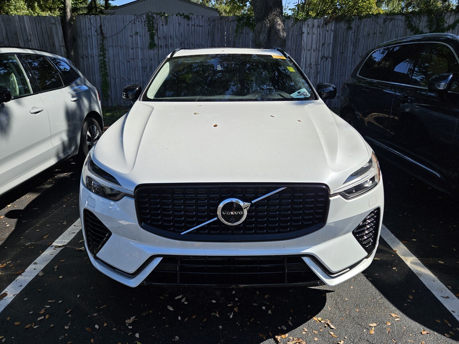 2023 Volvo XC60 Recharge Hybrid T8 Plus photo 2